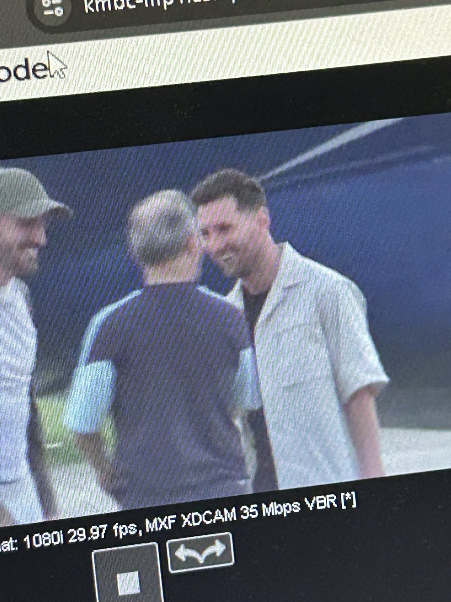 jacksonKMBC9's tweet photo. Argentinian global superstar Lionel Messi has arrived in Kansas City!!! 

@kmbc photojournalist Eddy Lozano capturing the exclusive moments Messi touched down in KC. 

More video to come.  #WorldCup2026 #Argentina https://t.co/zEZ77MFdrK