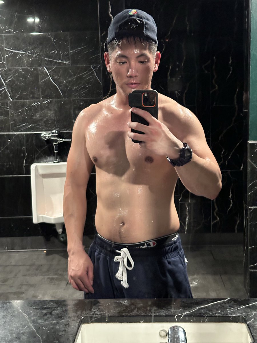 _kitsuya_'s tweet photo. 今日は肩と腕の日。
ダラダラと筋トレして超久々にサウナに入りました。正直何か起こらないかと思ったけど、何も起こらなかったし、ただただビショビショになって帰りましたとさ。 https://t.co/qAmhZ3uihW