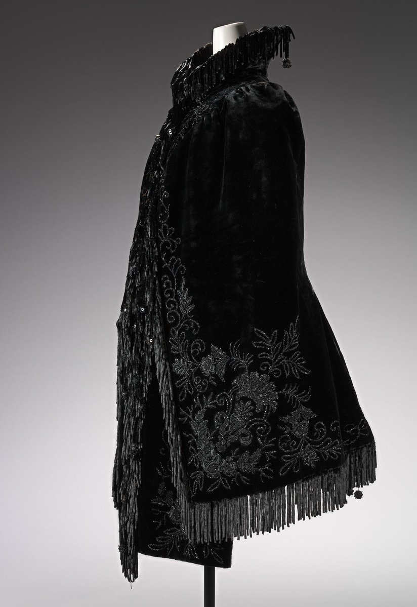 plummie9's tweet photo. Australia

Mantle, c. 1893

Corded silk mantle, decorated overall with jet beads in an ornate pattern. The mantle  is edged with strands of bead tassels and a deep flounce of black lace.  @NGVMelbourne 
#FashionHistory https://t.co/oFAxonYRVL
