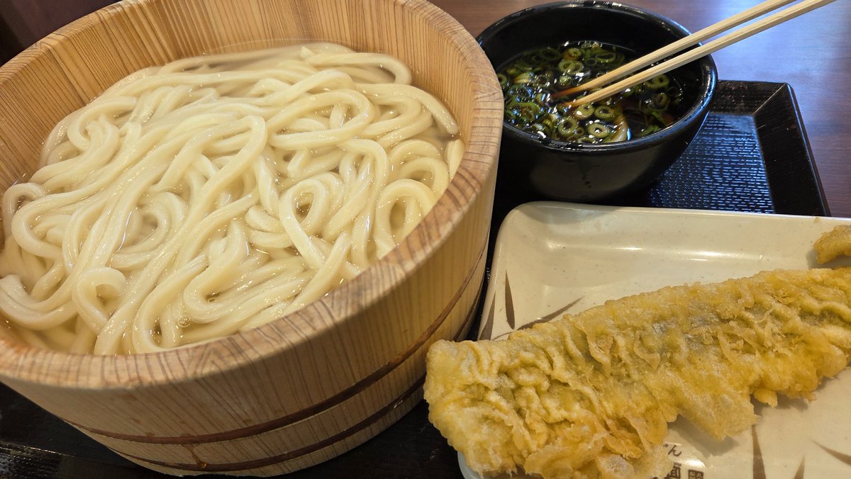 Upamaster's tweet photo. うどん半額なのにうどん半額の日しか並ばない あなごの天ぷら(半額うどんより高い価格)を買ってしまい丸亀製麺の戦略に敗北 https://t.co/RetViOmyXJ