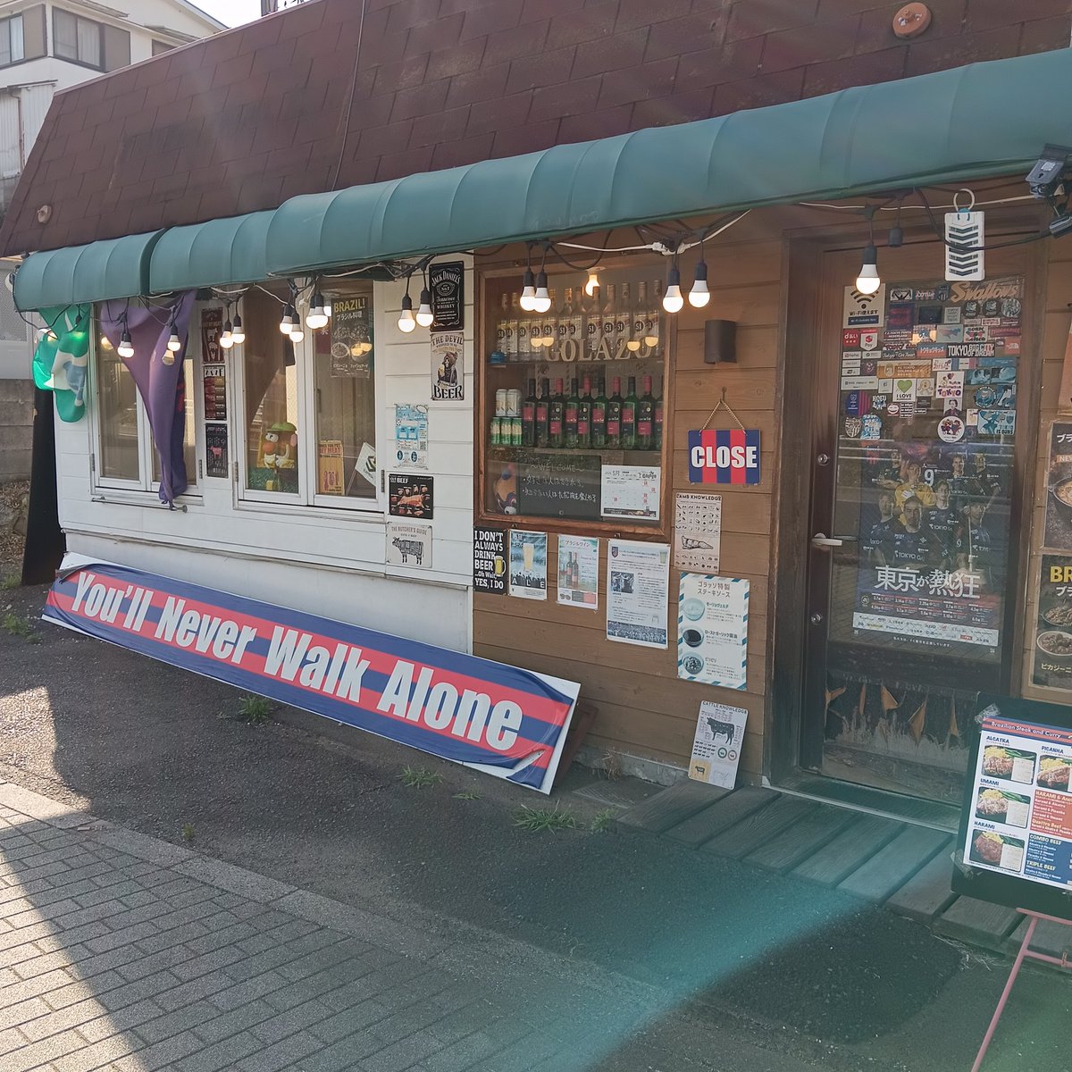 golazo_tama's tweet photo. 気温30℃近く。
グルメストリートの来客数…未測定。
本日も日本一静かなグルメストリートで唯一営業中🇧🇷
暑さ対策には水分補給、塩分補給、そして肉補給🥩
11:30オープン！
ご来店で「人が歩いていた」という目撃情報も募集中です。
情報提供者は50円引き😆🇧🇷
#ステーキ
#栄養補給
#拡散RT希望 https://t.co/BZ1u13D1Ip
