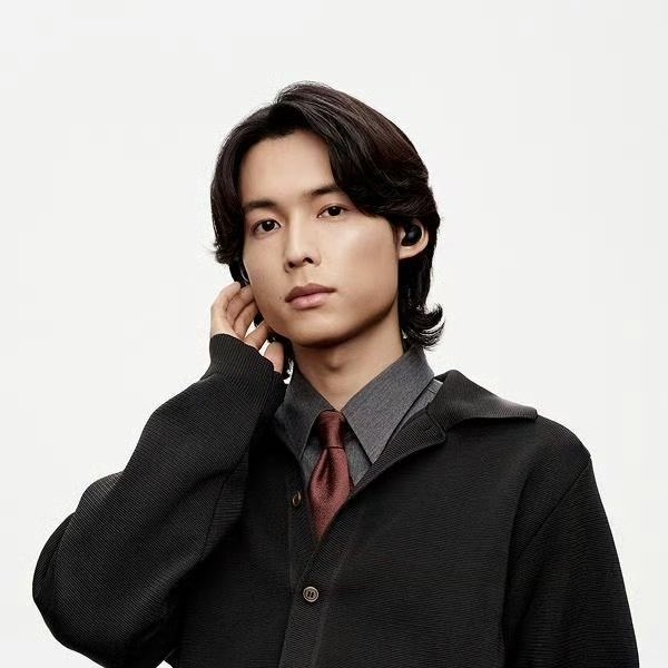 neconifus's tweet photo. jokingly thought that i might buy the earphone if hokushin worn the black one and they actually did. now what. https://t.co/VsqnhFlrqc