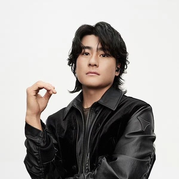 neconifus's tweet photo. jokingly thought that i might buy the earphone if hokushin worn the black one and they actually did. now what. https://t.co/VsqnhFlrqc