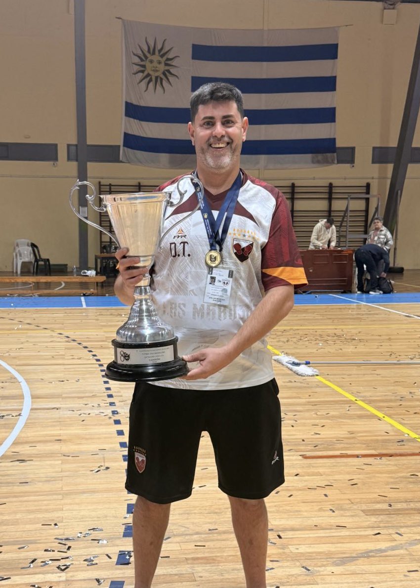 universal1910's tweet photo. 🇳🇬 El Club Atlético Universal felicita a Las Marujas por la obtención de la 3ª Copa Nacional de Clubes de Futbol Sala de @OFIUruguay. 
El saludo especial a nuestro representante Leonardo González. https://t.co/m5beDK8lav