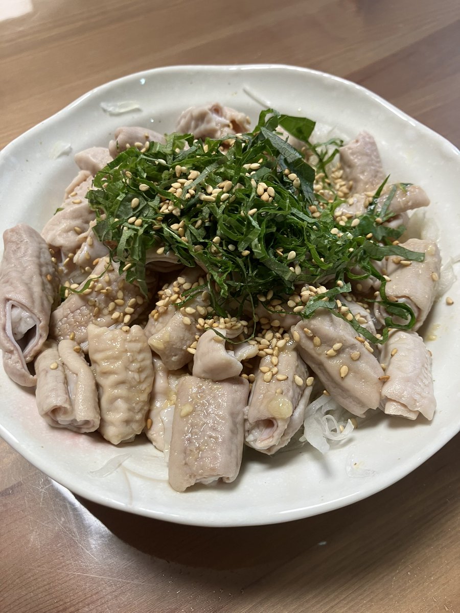 randykitchen69's tweet photo. 日勤＋夜勤明けでまた夜勤
寝酒のツマミはモツポン酢

加熱処理済みのモツをもう一度脂抜きして冷まして、オニスラを合わせ、おろしニンニクとおろし生姜を加えたポン酢を掛けて、トッピングに白ゴマと大葉、白ゴマを。
タマネギも大葉も家庭菜園👍
途中でラー油を追加🤤 https://t.co/TjPa6cKDb3