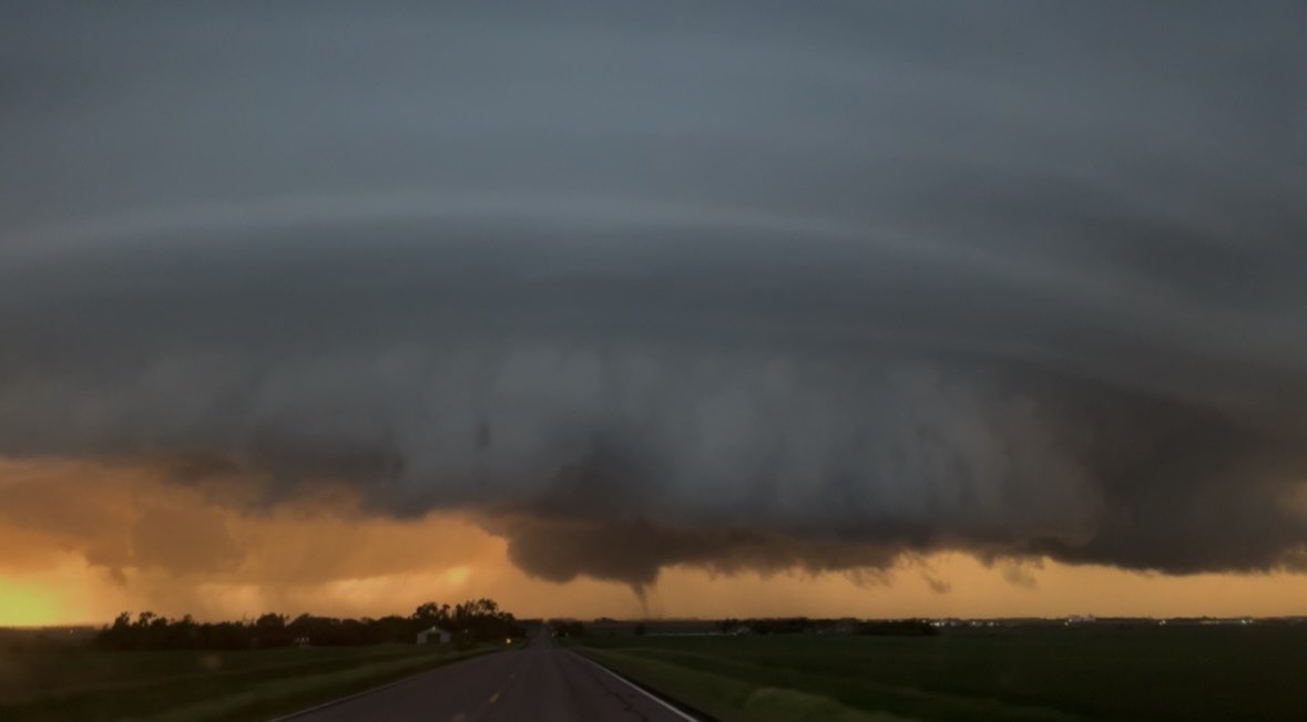 ben_williams_wx's tweet photo. Tornado on the ground near I-29 Centerville, SD https://t.co/diB2ZG7dow
