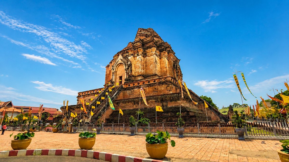 JcTour's tweet photo. Wat Chedi Luang, Chiang Mai, Thailand, is a priceless ancient monument admired by archaeologists and art lovers from around the world. Visitors arrive daily to immerse themselves in its timeless architecture, explore its rich history. Photo by Jc.Tour. https://t.co/5Ymt0wlbpZ