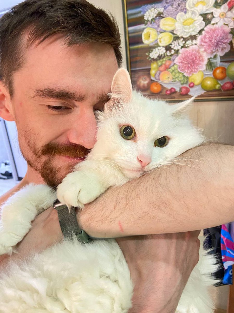 vdnystdn's tweet photo. А меня хлебом не корми дай только себеков да котов потискать 
А на фотках я пьяный и накуренный и счастливый https://t.co/wEI6SfhJI6