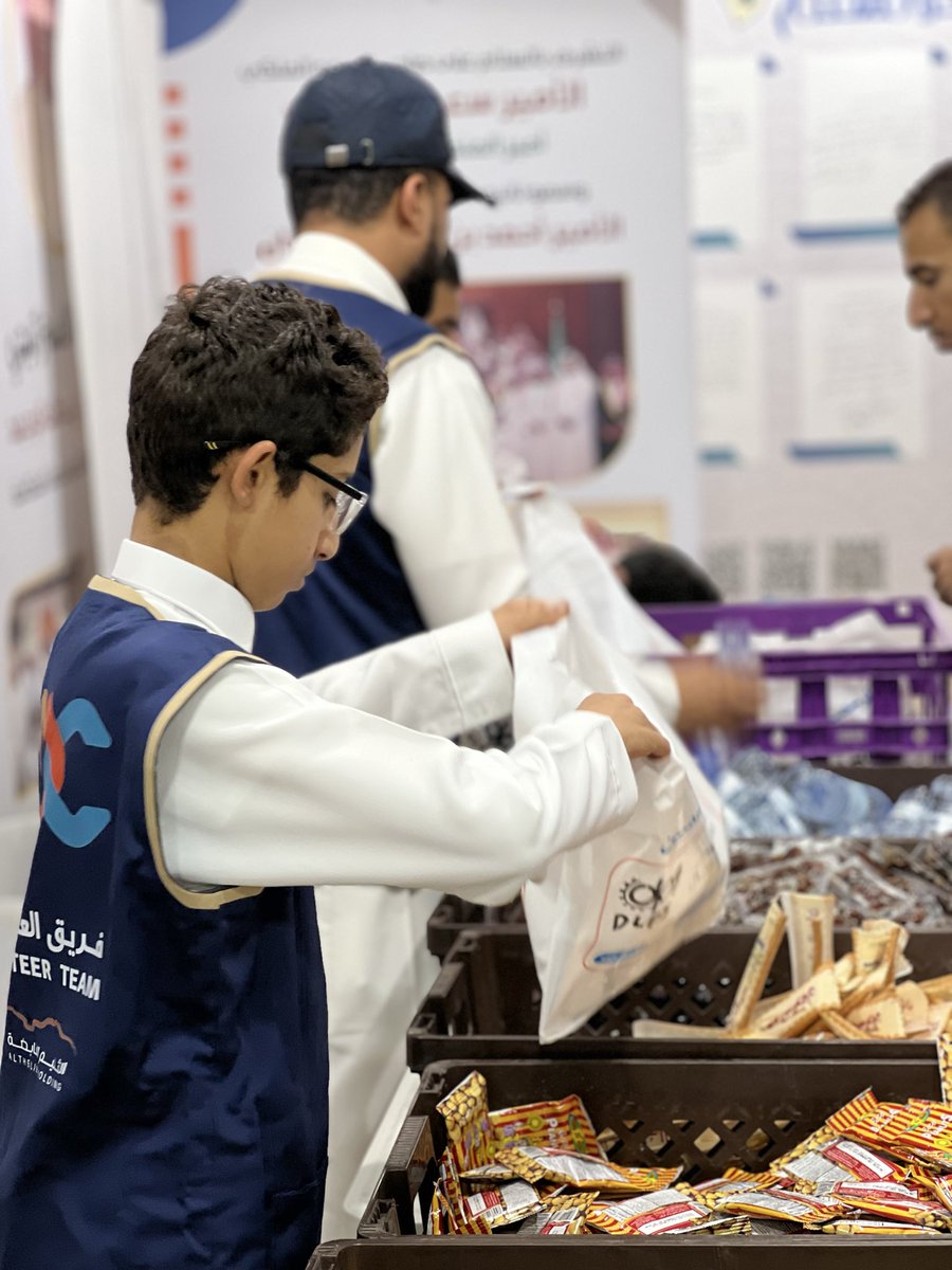 AloyunV's tweet photo. نظّم فريق العيون التطوعي تحت مظلة جمعية العيون التطوعية بالتعاون مع جمعية الدعوة بالعيون مبادرة #افطر_معنا ليوم عرفة 1447هـ للعام الثاني، وتم خلالها توزيع أكثر من 750 وجبة إفطار صائم بدعم من شركة الثليم القابضة وشركة الخطوط المتنوعة لخدمات البترول. https://t.co/ZcNQgd4S7w