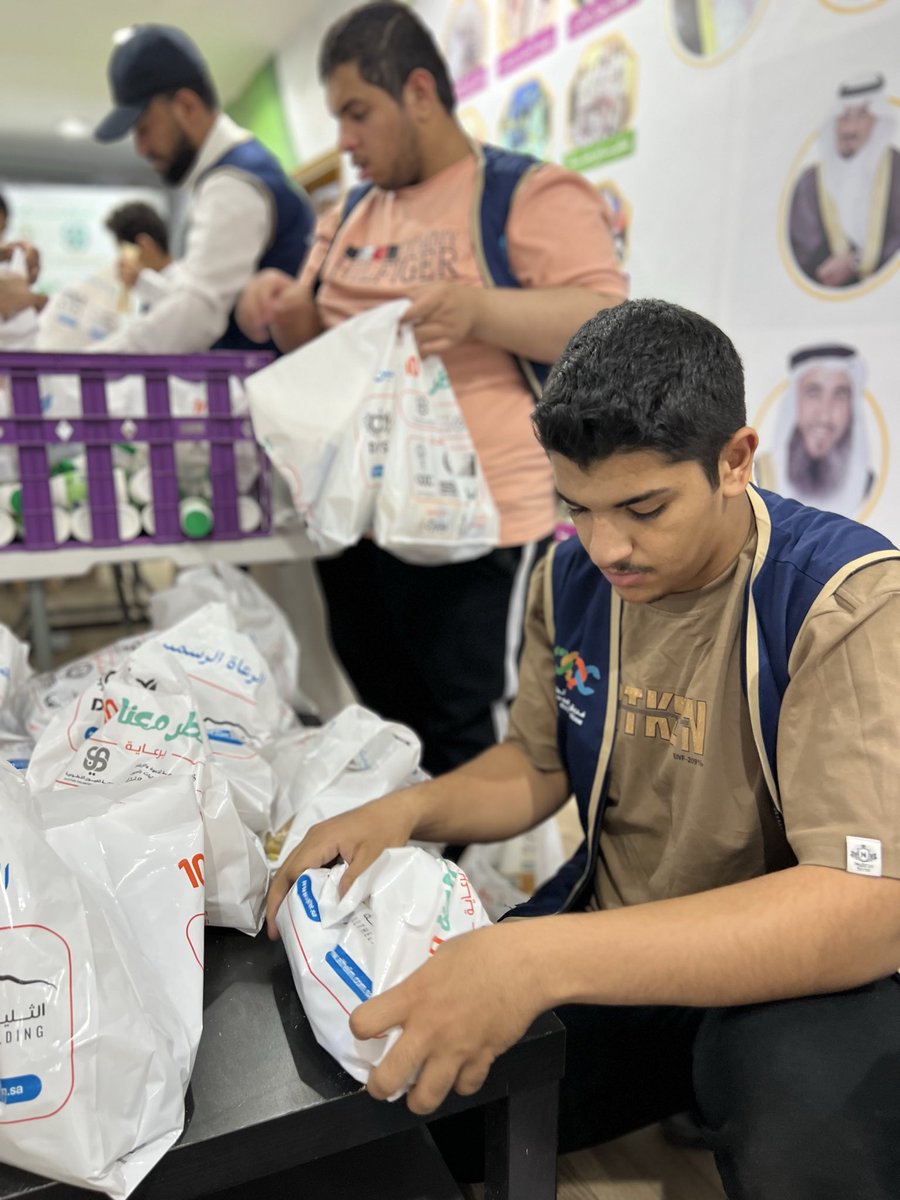 AloyunV's tweet photo. نظّم فريق العيون التطوعي تحت مظلة جمعية العيون التطوعية بالتعاون مع جمعية الدعوة بالعيون مبادرة #افطر_معنا ليوم عرفة 1447هـ للعام الثاني، وتم خلالها توزيع أكثر من 750 وجبة إفطار صائم بدعم من شركة الثليم القابضة وشركة الخطوط المتنوعة لخدمات البترول. https://t.co/ZcNQgd4S7w