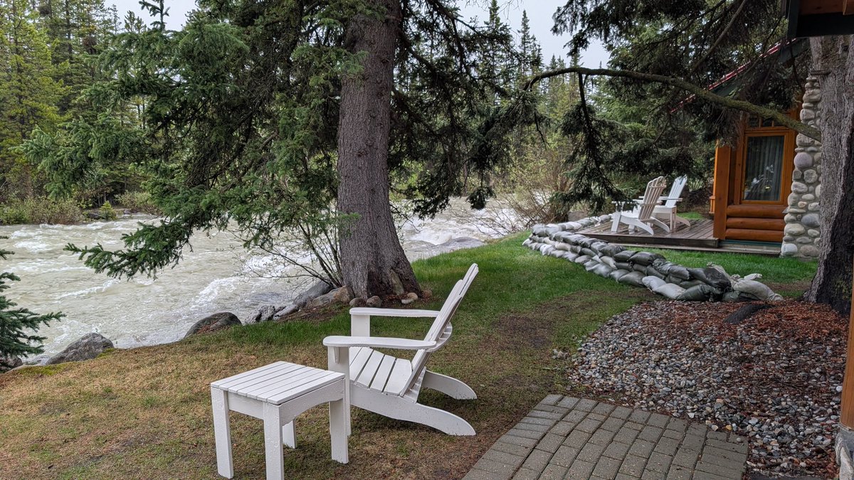 radu_ca's tweet photo. The great flood barrier of Lake Louise https://t.co/D36NwQnQfh