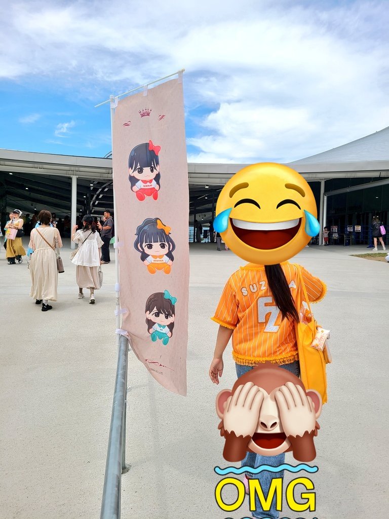 ASYBREED's tweet photo. 昨日のコンサートからの今日は西宮ガーデンに、嫁と…。
自分は仕事で😢
昨日より近くでおすずとまなふぃーに会えるみたい。
おすずは昨日のまなふぃーからのごつんで腰いわしてるからな。( *´艸｀)
大丈夫？って聞いて貰わないと。
今日は夜にみんなの自慢話を聞くお父さんに。
#鎮西寿々歌
#真中まな https://t.co/V6VZStJqjc