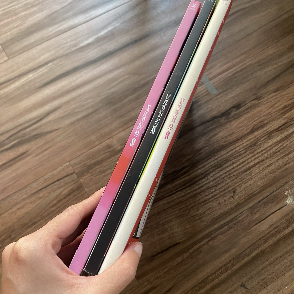 OppaThingss's tweet photo. Hallo guyss aku mau preloved album skz ku masih in good condition cuma minus di samping album warnanya pada pudar karena kena paparan matahari😭

Aku jual murah aja guys feel free to ask more detail ya🫶🏻

1. Miroh set 100k 
2. Yellow wood set 100k

#wtsstraykids #wtbstraykids https://t.co/pHxtBWw1vy
