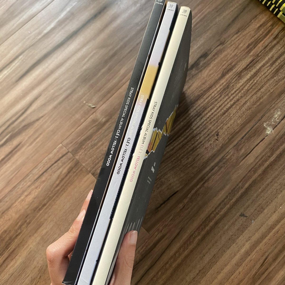OppaThingss's tweet photo. Hallo guyss aku mau preloved album skz ku masih in good condition cuma minus di samping album warnanya pada pudar karena kena paparan matahari😭

Aku jual murah aja guys feel free to ask more detail ya🫶🏻

1. Miroh set 100k 
2. Yellow wood set 100k

#wtsstraykids #wtbstraykids https://t.co/pHxtBWw1vy