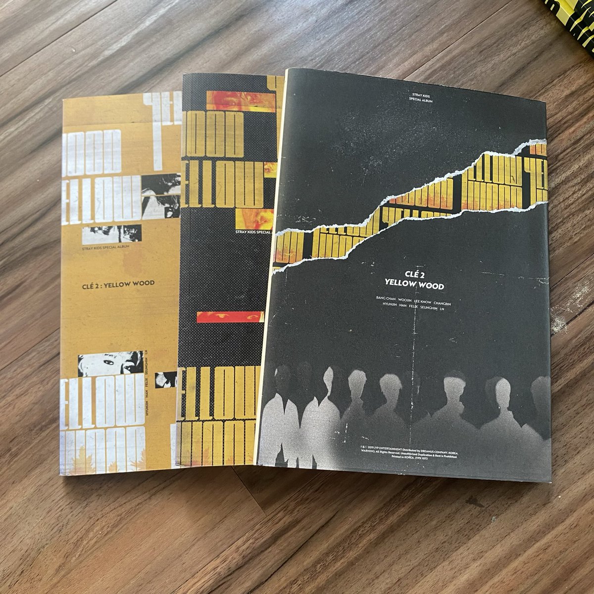 OppaThingss's tweet photo. Hallo guyss aku mau preloved album skz ku masih in good condition cuma minus di samping album warnanya pada pudar karena kena paparan matahari😭

Aku jual murah aja guys feel free to ask more detail ya🫶🏻

1. Miroh set 100k 
2. Yellow wood set 100k

#wtsstraykids #wtbstraykids https://t.co/pHxtBWw1vy