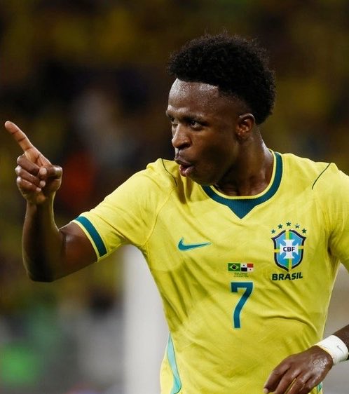BeSoccerPT's tweet photo. Vini exalta Neymar: “É nosso ídolo”

Após a goleada por 6 a 2 sobre o Panamá, Vini Jr. comemorou o retorno de Neymar à Seleção Brasileira. O atacante destacou a importância do camisa 10 para a nova geração. 🇧🇷🔥⚽️

#vini #neymar #vinijr #brasil https://t.co/hCipXo6YWU
