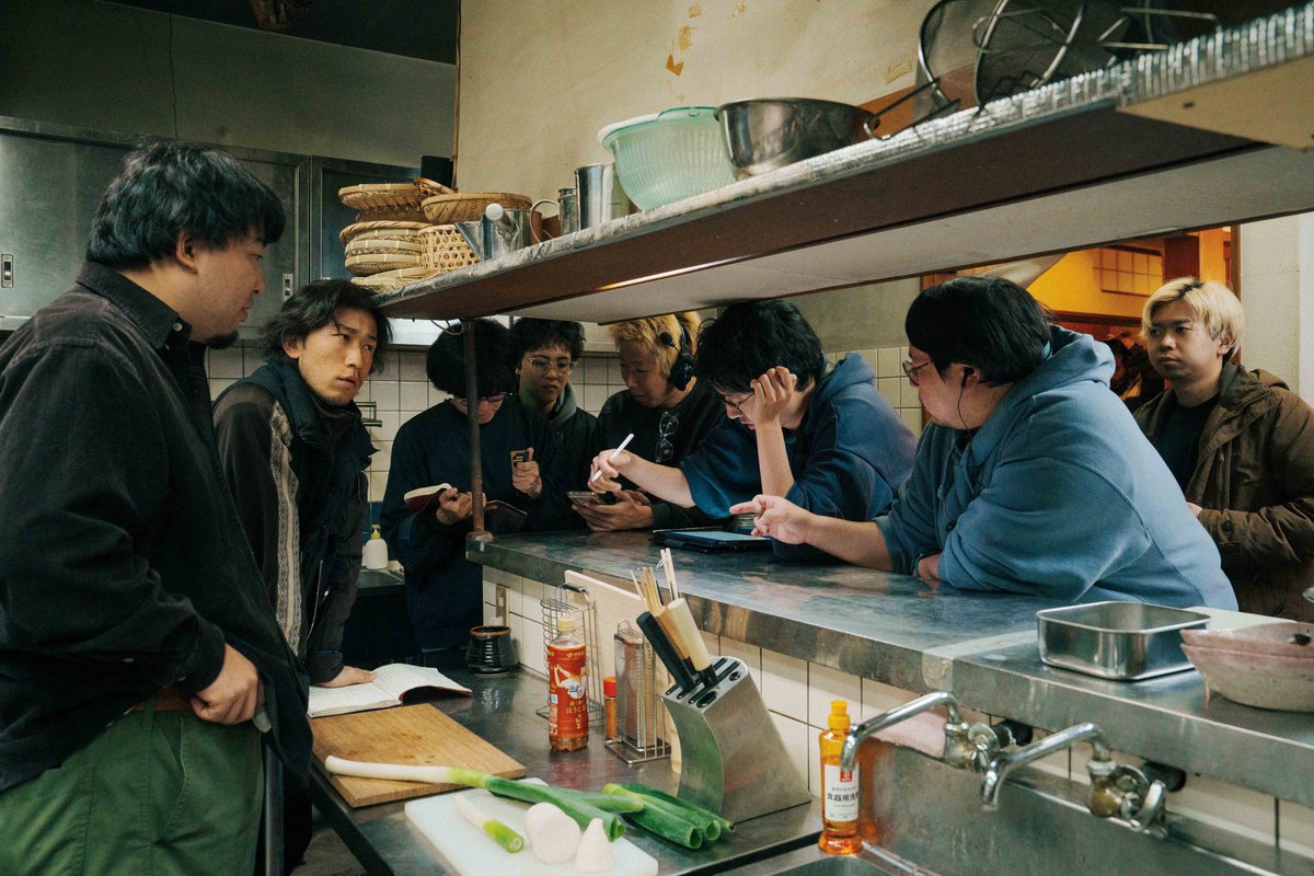 dishup_yurie's tweet photo. 映画『#ディッシュアップ』

🥢舞台裏
　　　　を
　　　　ご紹介🥢

#青柳翔 #ハヨンス #三河悠冴
𝟲.𝟮𝟬 𝗥𝗢𝗔𝗗 𝗦𝗛𝗢𝗪 https://t.co/15v32RhhJx