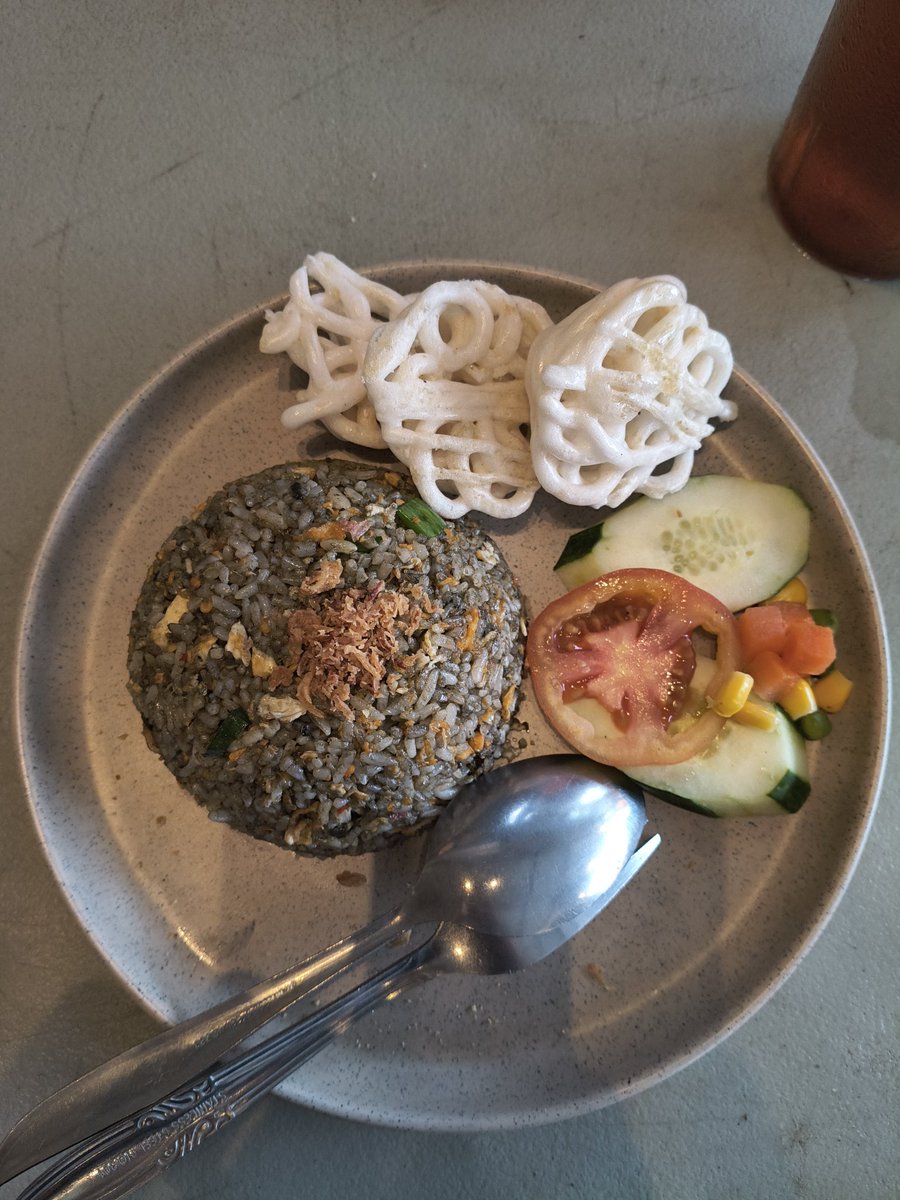 strnvns's tweet photo. pernah ga siih lagi asik ngobrol terus kena gen. gap? tbtb berkunjung ke pemakaman militer khusus belanda, what a nice experience.

es jeruknya enak btw, murah lagi cuma goceng. https://t.co/YrXDzTAwlN