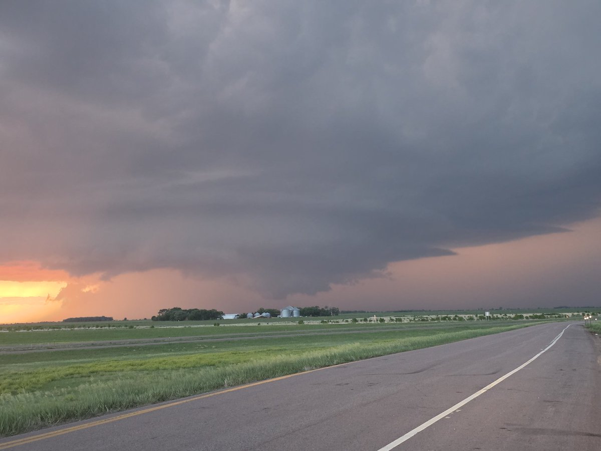 raycemonahan's tweet photo. On I29 at exit 31 looking NW at 904pm. #SDwx @NWSSiouxFalls https://t.co/uWtu3lJbrr