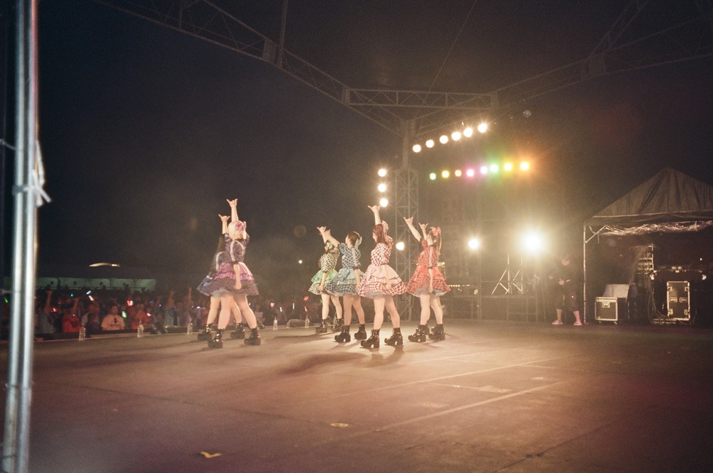 qj_web's tweet photo. #CANDYTUNE は『倍倍FIGHT!』に救われた──
初の武道館公演3日前、南なつの心境は？

🔽写真4枚🧡
https://t.co/DqmEbm8QyH

「武道館に立ちたい」
この言葉を口にするまで、実は2年かかりました。

デビューしてから毎日楽しく活動してきたけど、メンバーの人数よりお客さんが少ない日もあったし、自分たちで立てた目標を達成できなくて落ち込んだこともありました。

連載 #QJカメラ部
#きゃんちゅー
@natsu_ct0317