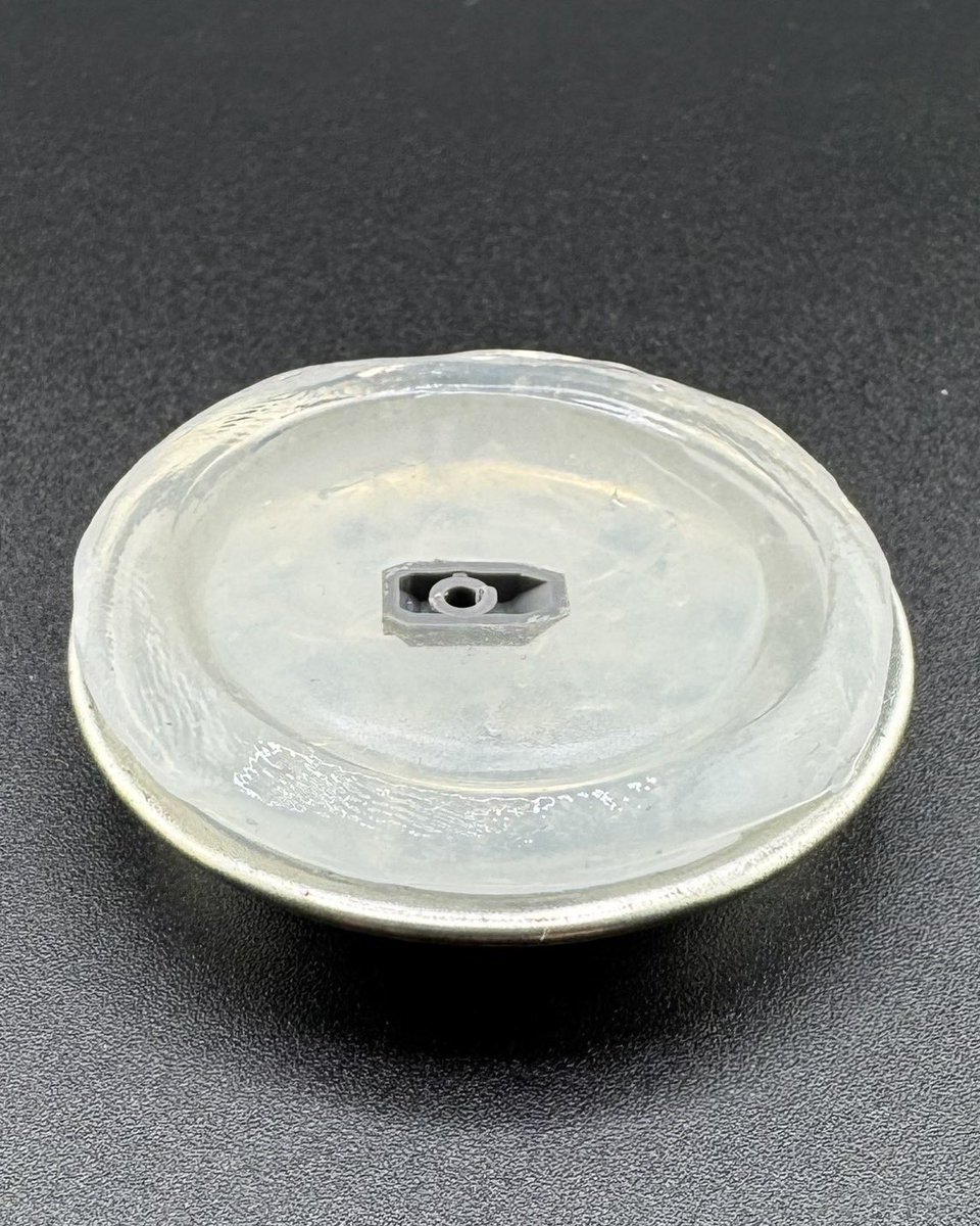 gaianotes's tweet photo. パーツの複製に便利な「G-26複製界隈」も発売となりました。お湯で柔らかくして、パーツを押し込んで型を取って、今回はUVジェルクリアで透明パーツを作りました。
やり方の説明動画を近日中に公開します。 https://t.co/h5zNMzwHEj