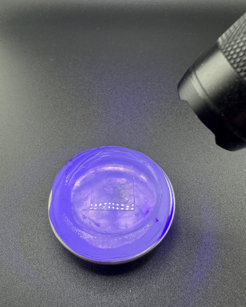 gaianotes's tweet photo. パーツの複製に便利な「G-26複製界隈」も発売となりました。お湯で柔らかくして、パーツを押し込んで型を取って、今回はUVジェルクリアで透明パーツを作りました。
やり方の説明動画を近日中に公開します。 https://t.co/h5zNMzwHEj