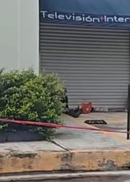 VigiaCiudadano7's tweet photo. ¡Indignante! Expulsan a persona en situación de calle del IMSS y muere dos cuadras después.

Playa del Carmen, Quintana Roo – Una persona en situación de calle acudió este día al IMSS Bienestar ubicado en Avenida Constituyentes buscando atención médica. No solo fue ignorado por su condición, sino que fue expulsado del hospital de forma inhumana.

Tras caminar apenas dos cuadras, la persona se sentó a descansar… y ya no despertó. Murió en la vía pública.
Mientras tanto, las autoridades presumen que Quintana Roo tiene “mejores hospitales que Dinamarca”. Qué cinismo.

Este caso es un ejemplo más de la crueldad y el abandono con el que se trata a los más vulnerables en el estado. El IMSS Bienestar, que debería ser un refugio para quienes no tienen nada, los corre a morir en la calle.

Vigia Ciudadano exige una investigación inmediata sobre lo ocurrido en el IMSS de Playa del Carmen.
 ¿Quién dio la orden de expulsarlo? ¿Cuántos casos más se están ocultando?
¡Esto es inhumano y no se puede tolerar!

@Tu_IMSS @zoerobledo @GobQuintanaRoo