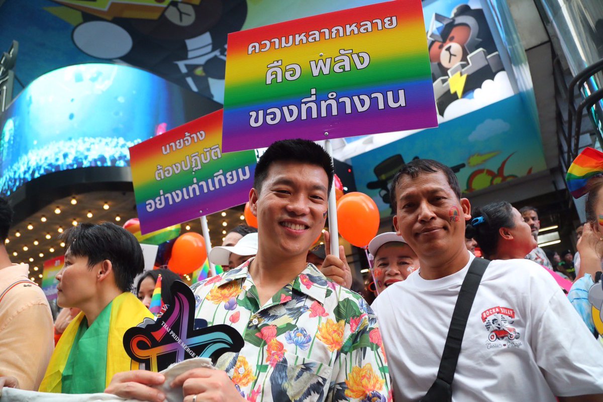 teng_pple's tweet photo. [ สังคมที่โอบรับความหลากหลาย คือสังคมไทยที่เราอยากส่งต่อให้คนรุ่นต่อไป ] 
.
กำลังจะครบ 500 วัน หลังจากที่ประเทศไทยมีกฎหมาย “สมรสเท่าเทียม”
.
ผมได้เห็นการจดทะเบียนสมรสของคู่รัก LGBTQ+ หลายหมื่นคู่ ทุกคนได้รับสิทธิในการสร้างครอบครัวอย่างเท่าเทียมกันเป็นครั้งแรกในประวัติ��าสตร์ไทย ขณะเดียวกัน ประเทศไทยก็ผ่านการคัดเลือกรอบแรกในการเสนอตัวเป็นเจ้าภาพจัดงาน World Pride 2030 ซึ่ง��ากเราได้รับเลือก จะถือเป็นการจัดงาน World Pride ครั้งแรกในทวีปเอเชีย
.
แต่ในความน่ายินดีนั้น เรายังคงมีโจทย์ใหญ่ที่ต้องปรับปรุง ปัจจุบันยังมีกฎหมายอีกกว่า 50 ฉบับที่ยังไม่ได้รับการแก้ไขให้สอดรับกับสมรสเท่าเทียม ซึ่งส่งผลกระทบโดยตรงต่อสิทธิของคู่สมรสจำนวนมาก ไม่ว่าจะเป็น พ.ร.บ.สัญชาติ หรือกฎหมายเกี่ยวกับเทคโนโลยีช่วยการเจริญพันธุ์ (การอุ้มบุญ)
.
ยิ่งไปกว่านั้น กา���เลือกปฏิบัติและความเกลียดชังต่อกลุ่ม LGBTQ+ ยังคงเกิดขึ้นในสังคมและเป็นสิ่งที่พบเห็นได้ในข่าวรายวัน หรือแม้กระทั่งสัมผัสได้ทั่วไปในที่ทำงาน ในชุมชน หรือแม้แต่ในครอบครัว
.
เดือนไพรด์ของทุกปีจึงไม่ใช่เพียงช่วงเวลาแห่งการเฉลิมฉลองความก้าวหน้า แต่คือหมุดหมายสำคัญที่เราต้องทบทวนว่า สังคมไทยยังทำอะไรได้มากกว่านี้อีกบ้าง
.
เป้าหมาย��องพวกเราไม่ใช่เพียงเพื่อสร้างภาพลักษณ์ที่ดีในสายตาชาวโลก ไม่ใช่แค่การทำให้ประเทศไทยเป็นจุดหมายปลายทางเพื่อดึงดูดเม็ดเงินท่องเที่ยวหรือสร้างมูลค่าทางเศรษฐกิจ
.
แต่เหตุผลที่เรียบง่ายที่สุด และเป็นปลายทางของการต่อสู้ทั้งหมด คือการทำให้สังคมไทยเป็นสังคมที่โอบรับความหลากหลายทางเพศอย่างแท้จริง เคารพในสิทธิมนุษยชน เพื่อให้ทุกคน ไม่ว่าเกิดมาเป็นใคร หรือเลือกที่จะเป็นอะไร ได้รับการปฏิบัติอย่างเป็นธรรม มีสิทธิ์และศักดิ์ศรีเท่าเทียมกัน
.
ย้อนกลับไปวันแรกที่อดีตพรรคอนาคตใหม่เริ่มผลักดันสมรสเท่าเทียม พวกเรามีความหวังว่ากฎหมายฉบับนี้จะเป็น “ประตูบานแรก” ที่ทำให้คนในสังคมเห็นว่า เรื่องที่เคยดูเหมือนเป็นไปไม่ได้ หากมีการทำงานความคิดอย่างมุ่งมั่น กว้างขวาง และลงลึก วันหนึ่งมันจะกลายเป็นเรื่องที่สังคมปฏิเ���ธไม่ได้ และเมื่อประตูบานแรกถูกเปิดออก สังคมไทยจะกล้าฝันที่จะเปิดประตูบาน���่อ ๆ ไป
.
ผมอยากเห็นสังคมไทยเป็นสังคมที่พร้อมพูดคุยในเรื่องที่ยากและมีความเห็นแตกต่าง เพื่อหาจุดร่วมที่ทุกฝ่ายยอมรับได้ โดยไม่มีใครต้องถูกปิดปากหรือถูกล่าแม่มด
.
ผมอยากเห็นคนในสังคมมั่นใจว่าจะไม่มีการเลือกปฏิบัติอย่างไม่เป็นธรรม และทุกคนสามารถใช้ชีวิตด้วยความภาคภูมิใจที่ได้เป็นตัวเอง
.
ผมอยากเห็นสังคมไทยที่ร่วมกันปกป้องความหลากหลาย ไม่ใช่ตีกรอบหร��อทำลายมัน
ทั้งหมดนี้ไม่ใช่เรื่องง่าย แต่คุ้มค่าที่เราจะต่อสู้เพื่อให้ได้มา
.
#PrideForward มาร่วมกันทำให้ประเทศไทยเป็นสังคมที่ยอมรับความแตกต่างและโอบรับความหลากหลาย เป็นสังคมที่เราอยากใช้ชีวิตอยู่จริง และภาคภูมิใจที่จะส่งต่อสิ่งนี้ให้กับคนรุ่นต่อไป