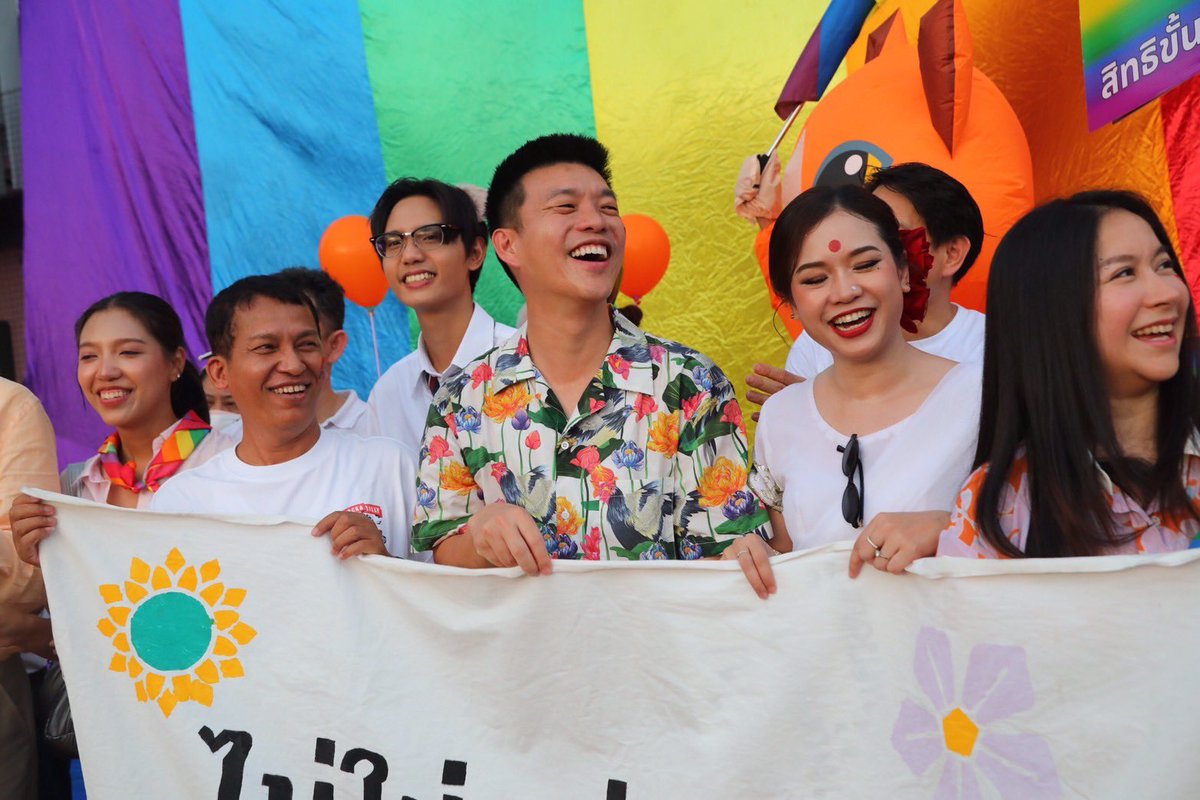 teng_pple's tweet photo. [ สังคมที่โอบรับความหลากหลาย คือสังคมไทยที่เราอยากส่งต่อให้คนรุ่นต่อไป ] 
.
กำลังจะครบ 500 วัน หลังจากที่ประเทศไทยมีกฎหมาย “สมรสเท่าเทียม”
.
ผมได้เห็นการจดทะเบียนสมรสของคู่รัก LGBTQ+ หลายหมื่นคู่ ทุกคนได้รับสิทธิในการสร้างครอบครัวอย่างเท่าเทียมกันเป็นครั้งแรกในประวัติ��าสตร์ไทย ขณะเดียวกัน ประเทศไทยก็ผ่านการคัดเลือกรอบแรกในการเสนอตัวเป็นเจ้าภาพจัดงาน World Pride 2030 ซึ่ง��ากเราได้รับเลือก จะถือเป็นการจัดงาน World Pride ครั้งแรกในทวีปเอเชีย
.
แต่ในความน่ายินดีนั้น เรายังคงมีโจทย์ใหญ่ที่ต้องปรับปรุง ปัจจุบันยังมีกฎหมายอีกกว่า 50 ฉบับที่ยังไม่ได้รับการแก้ไขให้สอดรับกับสมรสเท่าเทียม ซึ่งส่งผลกระทบโดยตรงต่อสิทธิของคู่สมรสจำนวนมาก ไม่ว่าจะเป็น พ.ร.บ.สัญชาติ หรือกฎหมายเกี่ยวกับเทคโนโลยีช่วยการเจริญพันธุ์ (การอุ้มบุญ)
.
ยิ่งไปกว่านั้น กา���เลือกปฏิบัติและความเกลียดชังต่อกลุ่ม LGBTQ+ ยังคงเกิดขึ้นในสังคมและเป็นสิ่งที่พบเห็นได้ในข่าวรายวัน หรือแม้กระทั่งสัมผัสได้ทั่วไปในที่ทำงาน ในชุมชน หรือแม้แต่ในครอบครัว
.
เดือนไพรด์ของทุกปีจึงไม่ใช่เพียงช่วงเวลาแห่งการเฉลิมฉลองความก้าวหน้า แต่คือหมุดหมายสำคัญที่เราต้องทบทวนว่า สังคมไทยยังทำอะไรได้มากกว่านี้อีกบ้าง
.
เป้าหมาย��องพวกเราไม่ใช่เพียงเพื่อสร้างภาพลักษณ์ที่ดีในสายตาชาวโลก ไม่ใช่แค่การทำให้ประเทศไทยเป็นจุดหมายปลายทางเพื่อดึงดูดเม็ดเงินท่องเที่ยวหรือสร้างมูลค่าทางเศรษฐกิจ
.
แต่เหตุผลที่เรียบง่ายที่สุด และเป็นปลายทางของการต่อสู้ทั้งหมด คือการทำให้สังคมไทยเป็นสังคมที่โอบรับความหลากหลายทางเพศอย่างแท้จริง เคารพในสิทธิมนุษยชน เพื่อให้ทุกคน ไม่ว่าเกิดมาเป็นใคร หรือเลือกที่จะเป็นอะไร ได้รับการปฏิบัติอย่างเป็นธรรม มีสิทธิ์และศักดิ์ศรีเท่าเทียมกัน
.
ย้อนกลับไปวันแรกที่อดีตพรรคอนาคตใหม่เริ่มผลักดันสมรสเท่าเทียม พวกเรามีความหวังว่ากฎหมายฉบับนี้จะเป็น “ประตูบานแรก” ที่ทำให้คนในสังคมเห็นว่า เรื่องที่เคยดูเหมือนเป็นไปไม่ได้ หากมีการทำงานความคิดอย่างมุ่งมั่น กว้างขวาง และลงลึก วันหนึ่งมันจะกลายเป็นเรื่องที่สังคมปฏิเ���ธไม่ได้ และเมื่อประตูบานแรกถูกเปิดออก สังคมไทยจะกล้าฝันที่จะเปิดประตูบาน���่อ ๆ ไป
.
ผมอยากเห็นสังคมไทยเป็นสังคมที่พร้อมพูดคุยในเรื่องที่ยากและมีความเห็นแตกต่าง เพื่อหาจุดร่วมที่ทุกฝ่ายยอมรับได้ โดยไม่มีใครต้องถูกปิดปากหรือถูกล่าแม่มด
.
ผมอยากเห็นคนในสังคมมั่นใจว่าจะไม่มีการเลือกปฏิบัติอย่างไม่เป็นธรรม และทุกคนสามารถใช้ชีวิตด้วยความภาคภูมิใจที่ได้เป็นตัวเอง
.
ผมอยากเห็นสังคมไทยที่ร่วมกันปกป้องความหลากหลาย ไม่ใช่ตีกรอบหร��อทำลายมัน
ทั้งหมดนี้ไม่ใช่เรื่องง่าย แต่คุ้มค่าที่เราจะต่อสู้เพื่อให้ได้มา
.
#PrideForward มาร่วมกันทำให้ประเทศไทยเป็นสังคมที่ยอมรับความแตกต่างและโอบรับความหลากหลาย เป็นสังคมที่เราอยากใช้ชีวิตอยู่จริง และภาคภูมิใจที่จะส่งต่อสิ่งนี้ให้กับคนรุ่นต่อไป