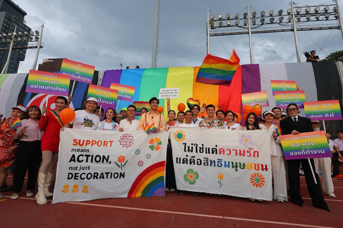 teng_pple's tweet photo. [ สังคมที่โอบรับความหลากหลาย คือสังคมไทยที่เราอยากส่งต่อให้คนรุ่นต่อไป ] 
.
กำลังจะครบ 500 วัน หลังจากที่ประเทศไทยมีกฎหมาย “สมรสเท่าเทียม”
.
ผมได้เห็นการจดทะเบียนสมรสของคู่รัก LGBTQ+ หลายหมื่นคู่ ทุกคนได้รับสิทธิในการสร้างครอบครัวอย่างเท่าเทียมกันเป็นครั้งแรกในประวัติ��าสตร์ไทย ขณะเดียวกัน ประเทศไทยก็ผ่านการคัดเลือกรอบแรกในการเสนอตัวเป็นเจ้าภาพจัดงาน World Pride 2030 ซึ่ง��ากเราได้รับเลือก จะถือเป็นการจัดงาน World Pride ครั้งแรกในทวีปเอเชีย
.
แต่ในความน่ายินดีนั้น เรายังคงมีโจทย์ใหญ่ที่ต้องปรับปรุง ปัจจุบันยังมีกฎหมายอีกกว่า 50 ฉบับที่ยังไม่ได้รับการแก้ไขให้สอดรับกับสมรสเท่าเทียม ซึ่งส่งผลกระทบโดยตรงต่อสิทธิของคู่สมรสจำนวนมาก ไม่ว่าจะเป็น พ.ร.บ.สัญชาติ หรือกฎหมายเกี่ยวกับเทคโนโลยีช่วยการเจริญพันธุ์ (การอุ้มบุญ)
.
ยิ่งไปกว่านั้น กา���เลือกปฏิบัติและความเกลียดชังต่อกลุ่ม LGBTQ+ ยังคงเกิดขึ้นในสังคมและเป็นสิ่งที่พบเห็นได้ในข่าวรายวัน หรือแม้กระทั่งสัมผัสได้ทั่วไปในที่ทำงาน ในชุมชน หรือแม้แต่ในครอบครัว
.
เดือนไพรด์ของทุกปีจึงไม่ใช่เพียงช่วงเวลาแห่งการเฉลิมฉลองความก้าวหน้า แต่คือหมุดหมายสำคัญที่เราต้องทบทวนว่า สังคมไทยยังทำอะไรได้มากกว่านี้อีกบ้าง
.
เป้าหมาย��องพวกเราไม่ใช่เพียงเพื่อสร้างภาพลักษณ์ที่ดีในสายตาชาวโลก ไม่ใช่แค่การทำให้ประเทศไทยเป็นจุดหมายปลายทางเพื่อดึงดูดเม็ดเงินท่องเที่ยวหรือสร้างมูลค่าทางเศรษฐกิจ
.
แต่เหตุผลที่เรียบง่ายที่สุด และเป็นปลายทางของการต่อสู้ทั้งหมด คือการทำให้สังคมไทยเป็นสังคมที่โอบรับความหลากหลายทางเพศอย่างแท้จริง เคารพในสิทธิมนุษยชน เพื่อให้ทุกคน ไม่ว่าเกิดมาเป็นใคร หรือเลือกที่จะเป็นอะไร ได้รับการปฏิบัติอย่างเป็นธรรม มีสิทธิ์และศักดิ์ศรีเท่าเทียมกัน
.
ย้อนกลับไปวันแรกที่อดีตพรรคอนาคตใหม่เริ่มผลักดันสมรสเท่าเทียม พวกเรามีความหวังว่ากฎหมายฉบับนี้จะเป็น “ประตูบานแรก” ที่ทำให้คนในสังคมเห็นว่า เรื่องที่เคยดูเหมือนเป็นไปไม่ได้ หากมีการทำงานความคิดอย่างมุ่งมั่น กว้างขวาง และลงลึก วันหนึ่งมันจะกลายเป็นเรื่องที่สังคมปฏิเ���ธไม่ได้ และเมื่อประตูบานแรกถูกเปิดออก สังคมไทยจะกล้าฝันที่จะเปิดประตูบาน���่อ ๆ ไป
.
ผมอยากเห็นสังคมไทยเป็นสังคมที่พร้อมพูดคุยในเรื่องที่ยากและมีความเห็นแตกต่าง เพื่อหาจุดร่วมที่ทุกฝ่ายยอมรับได้ โดยไม่มีใครต้องถูกปิดปากหรือถูกล่าแม่มด
.
ผมอยากเห็นคนในสังคมมั่นใจว่าจะไม่มีการเลือกปฏิบัติอย่างไม่เป็นธรรม และทุกคนสามารถใช้ชีวิตด้วยความภาคภูมิใจที่ได้เป็นตัวเอง
.
ผมอยากเห็นสังคมไทยที่ร่วมกันปกป้องความหลากหลาย ไม่ใช่ตีกรอบหร��อทำลายมัน
ทั้งหมดนี้ไม่ใช่เรื่องง่าย แต่คุ้มค่าที่เราจะต่อสู้เพื่อให้ได้มา
.
#PrideForward มาร่วมกันทำให้ประเทศไทยเป็นสังคมที่ยอมรับความแตกต่างและโอบรับความหลากหลาย เป็นสังคมที่เราอยากใช้ชีวิตอยู่จริง และภาคภูมิใจที่จะส่งต่อสิ่งนี้ให้กับคนรุ่นต่อไป