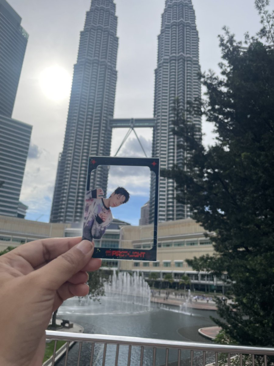 _KiBumGiRL's tweet photo. รีแคปAsia Tour Malaysia 🇲🇾 ถึงจะจุ่มได้ประเทศซีเคร็ท (ทรอม่ากับไฮทัช) แต่โชว์สนุก เอเนอจี้น้องๆดีมาก ถึงไม่กี่วิได้เห็นน้องๆยิ้มนี่ก็ดีใจละ รักน้องเน้ก รักพี่ขุนเหมือนเดิม ยูเติมไฟ เติมเอเนอจี้ ให้เราเสมอ แล้วเจอกันใหม่น้า 💕
#BUSinKL
#BUS_THEFIRSTLIGHT
#BUS_The1stAsiaFanconTour https://t.co/Q4f6zuPMzH