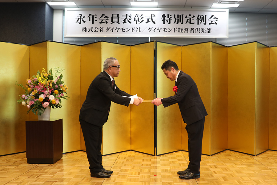 diamond_fc's tweet photo. 元ネスレ日本 社長の高岡浩三様をお招きして開催した、2026年東京の特別例会。当日の様子をアップしました。会の冒頭には、恒例となる「永年会員表彰式」も行っています。

#経営者セミナー　#ダイヤモンド経営者俱楽部　#ダイヤモンド社　#ネスレ日本 https://t.co/nBzzS6CIoS