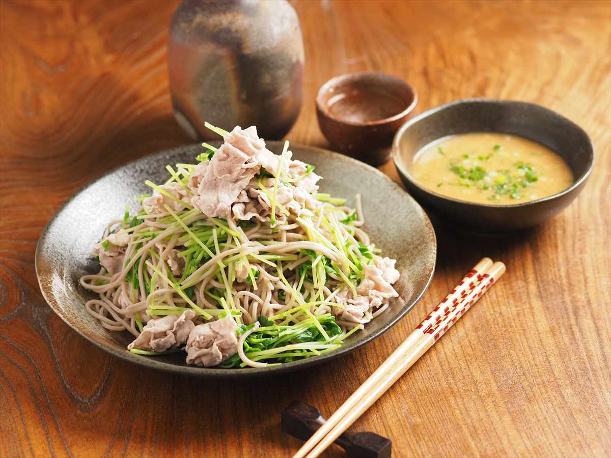 kinniku's tweet photo. 麺つゆの買い置きを切らしていたので、江戸時代の万能調味料「煮貫き」風麺つゆを作りました。

味噌を3倍量の水で溶き、かつお節を加えて煮立て作ります。
今回はかつおだしの素で代用です。

江戸時代の万能調味料「煮貫き」を簡単再現！豚しゃぶと豆苗の具だくさんそば  https://t.co/FWBpxxnI61 https://t.co/kemJbQ6TIP