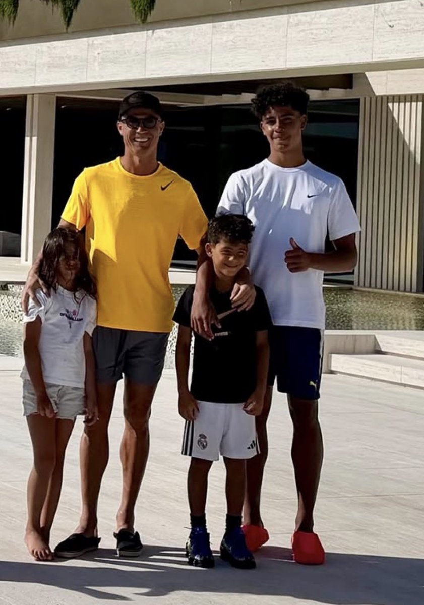 madrid_total2's tweet photo. El hijo de Cristiano Ronaldo con 15 años ya está más alto que su padre!! 😳😳 https://t.co/UfKQxJyadc