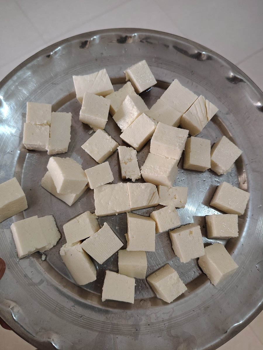 Amit2v's tweet photo. आज ₹240 किलो का पनीर देखा तो हैरान रह गया.?😱

मैंने पूछा अगर दोनों ओरिजिनल हैं तो रेट अलग-अलग क्यों?

दुकानदार बोला बस थोड़ा फर्क है

₹320 वाला घर लाया लेकिन न पनीर जैसी खुशबू न स्वाद
@grok जब दूध ₹62–₹72 लीटर है तो ₹240 किलो का पनीर बन कैसे रहा है? पूरा गणित समझाओ https://t.co/gq653ZdvLP