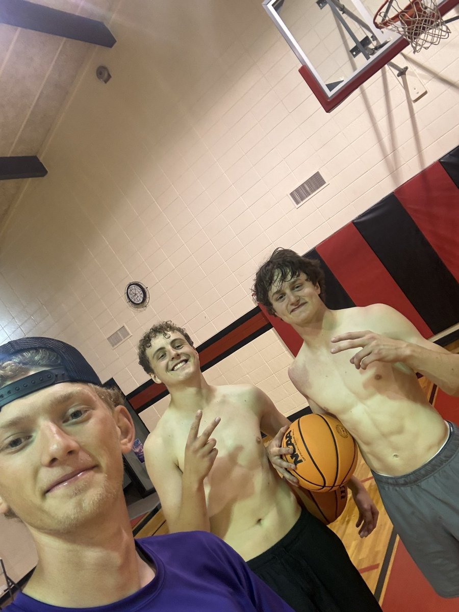 hahn_carte82556's tweet photo. What better way to spend a Sunday night than getting some work in! Love the grind from @Cuupa11 @Jbloohm11 and Maddox Bodden (not pictured)! https://t.co/DBfPJDLOyw
