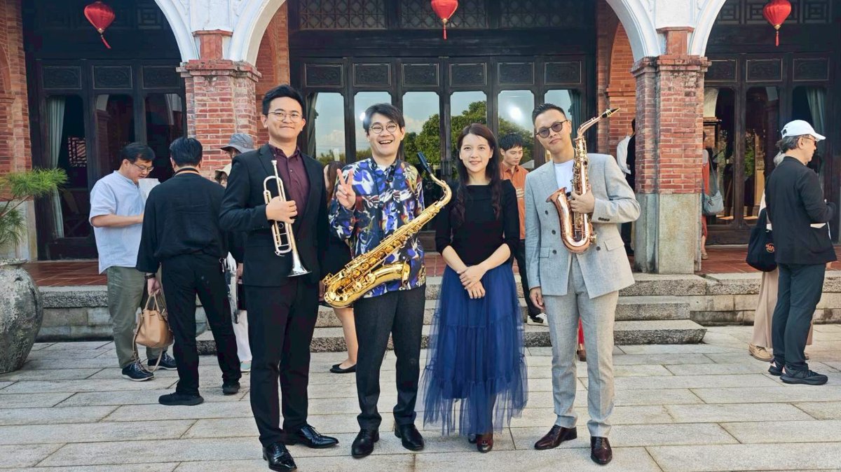 iryota_compose's tweet photo. 台湾でのコンサートは盛り上がって終演❗演奏では色々やらかしましたが、メンバーにフォローしてもらってなんとか🤝

今回特に、新たに編曲した香港映画の名曲「新不了情」がエモすぎて最高でした。一緒に歌ってくださる方もいらして🥹

２年前に作曲した「傳承」も四重奏版で演奏できて感無量です…！ https://t.co/VoZT170EsY