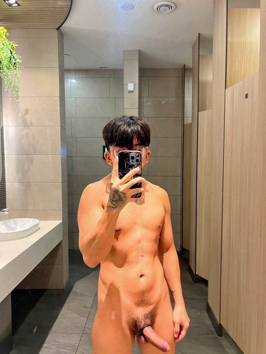cwh_0409's tweet photo. 没六块腹肌 但我有鸡鸡
六一假期快乐🩶
ig : cwh_0409 
左边好看👈还是👉右边好看呢
#1️⃣ 🇲🇾 https://t.co/VPLrZkjhJF