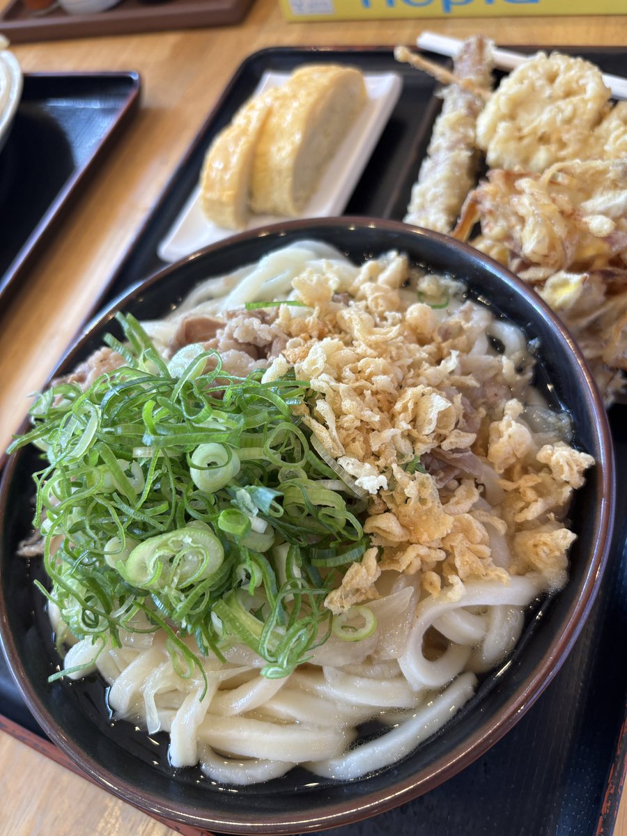 hm11041104's tweet photo. 今日はうどん◥█̆̈◤࿉∥
住吉のやまへ😋
肉うどん(中)ちくわ天 かき揚げ だし巻き
腹いっぱい😅 https://t.co/pWpdyiHP7K