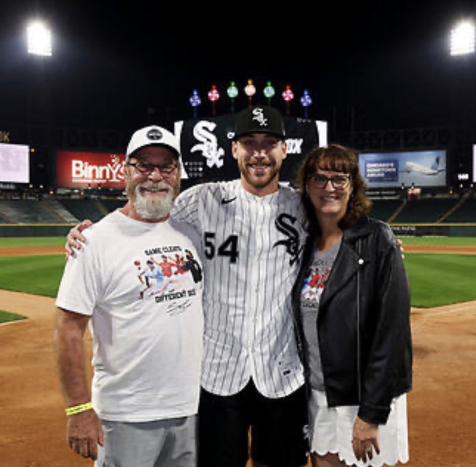 jan_sandlin's tweet photo. The Sandlin family wants to thank White Sox Nation for an amazing 3 days in Chicago. The support and the love shown to us was above and beyond. #whitesox #kyf https://t.co/jdTDVxo4oV
