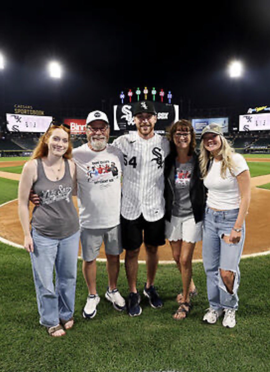 jan_sandlin's tweet photo. The Sandlin family wants to thank White Sox Nation for an amazing 3 days in Chicago. The support and the love shown to us was above and beyond. #whitesox #kyf https://t.co/jdTDVxo4oV
