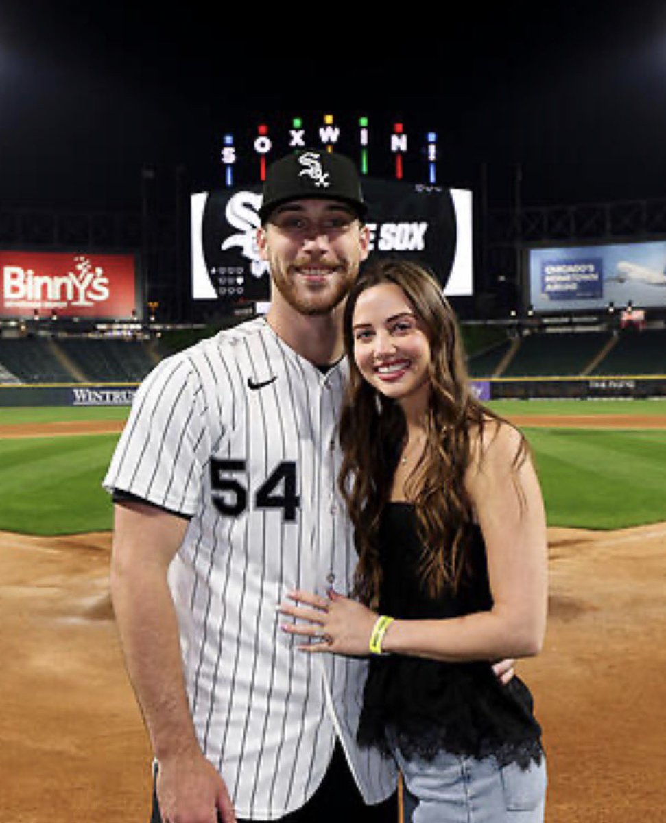 jan_sandlin's tweet photo. The Sandlin family wants to thank White Sox Nation for an amazing 3 days in Chicago. The support and the love shown to us was above and beyond. #whitesox #kyf https://t.co/jdTDVxo4oV