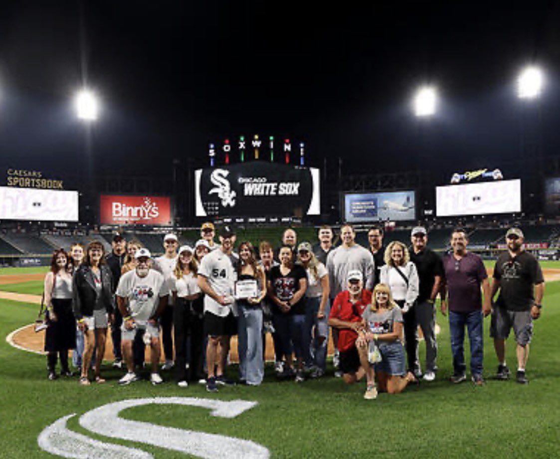 jan_sandlin's tweet photo. The Sandlin family wants to thank White Sox Nation for an amazing 3 days in Chicago. The support and the love shown to us was above and beyond. #whitesox #kyf https://t.co/jdTDVxo4oV