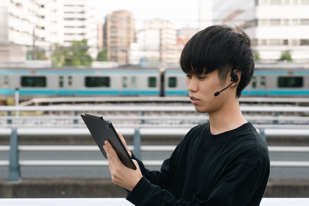 final_audio's tweet photo. 在宅ワークの合間、ふと通話が入った瞬間に。 

 KDT3000なら、耳につけたままで声を届けられます。 
 ▼ AIノイズバリアマイクで周囲の雑音をカット
 ▼ 配信・音楽・通話をシームレスに切り替え 
▼ 常時装着でも疲れにくい「ながら聴き」設計 

 外したくない、でも声も届けたい。
KDT3000はその両立を叶えます。

■詳細はこちら
https://t.co/XWNcA9DaQc

  #final #KDT3000 #ながら聴き #ワイヤレスイヤホン