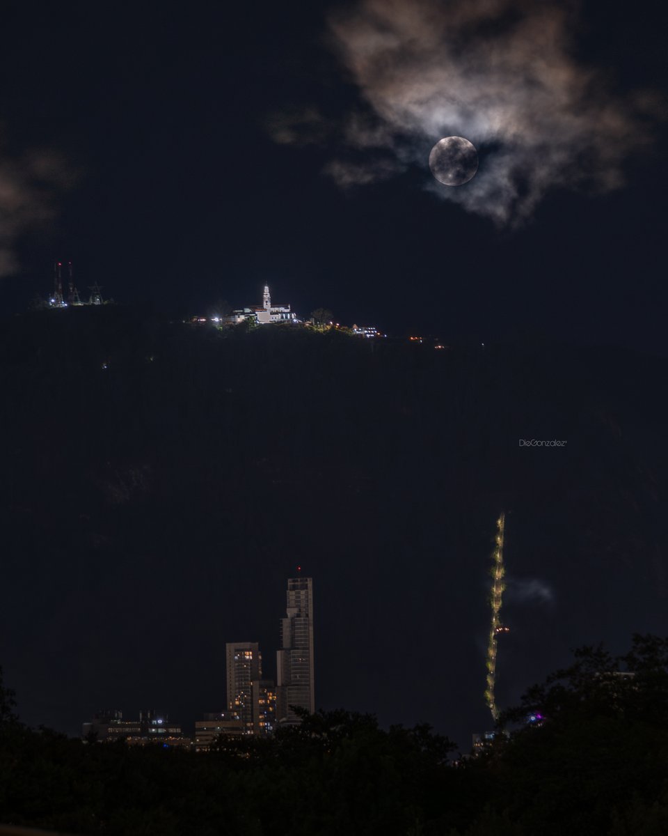 diegophoto_'s tweet photo. La luna siempre está ahí. Los que cambiamos somos nosotros.

Bogotá 31 de Mayo 2026 

#FullMoon #Colombia #Bogota https://t.co/iY7Ezl0X8m