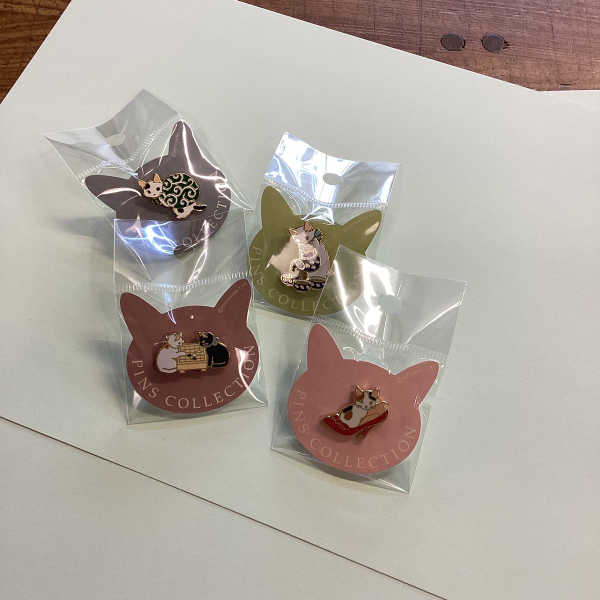 u_arts's tweet photo. こちらのピンズコレクション、大変人気な商品ですので沢山種類が揃っている今が狙い目です！
おもしろい猫ちゃんや可愛い猫ちゃんを探してみてください✨

#ピンズ　#猫雑貨　#猫 https://t.co/WRyjgseYTD