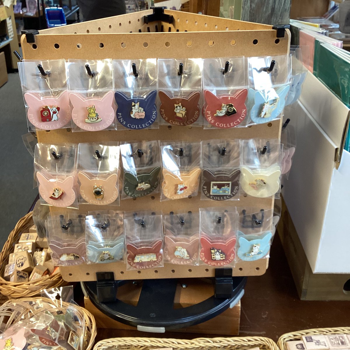 u_arts's tweet photo. こちらのピンズコレクション、大変人気な商品ですので沢山種類が揃っている今が狙い目です！
おもしろい猫ちゃんや可愛い猫ちゃんを探してみてください✨

#ピンズ　#猫雑貨　#猫 https://t.co/WRyjgseYTD