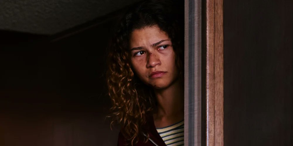 GiggleVibes247's tweet photo. 🚨 SPOILER ALERT 🚨

Euphoria just dropped another shocking moment yet 😳💔

The Season 3 finale reportedly kills off Rue, ending Zendaya's character arc in a way fans never saw coming.

meltdown moment 🤯 #Euphoria https://t.co/vIdvvTrqWT
