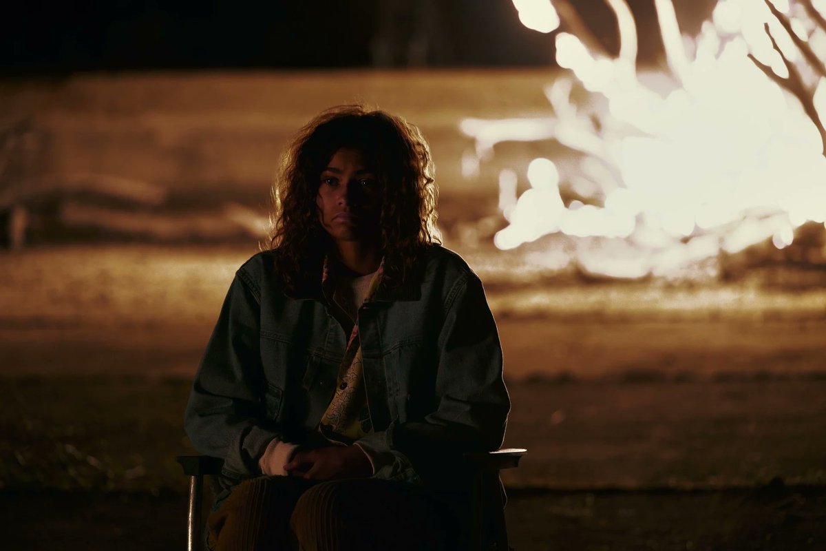 GiggleVibes247's tweet photo. 🚨 SPOILER ALERT 🚨

Euphoria just dropped another shocking moment yet 😳💔

The Season 3 finale reportedly kills off Rue, ending Zendaya's character arc in a way fans never saw coming.

meltdown moment 🤯 #Euphoria https://t.co/vIdvvTrqWT