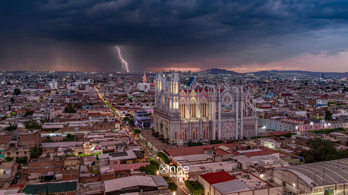luz_adriana_gto's tweet photo. Domingo, fin de mes y este fresquito que reconcilia con la vida.🌬🌫
Chau calor, no te vamos a extrañar.

📸: OnceDroneFilms
#León https://t.co/RzmR0S9CCr